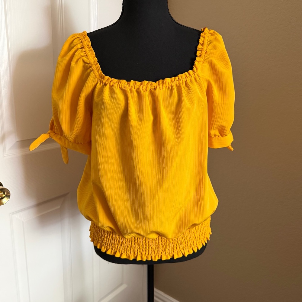 New Michael Kors yellow top amazing for this spring summer. M